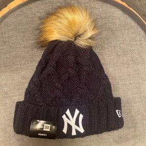 Women's New York Yankees New Era Navy Luxe Cuffed Knit Hat with Pom